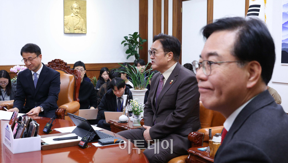 ▲우원식(가운데) 국회의장과 한병도(왼쪽) 더불어민주당 원내대표, 송언석 국민의힘 원내대표가 14일 서울 여의도 국회 의장실에서 회동을 하고 있다. 고이란 기자 photoeran@