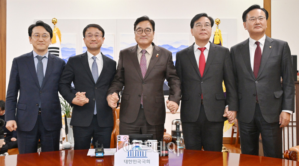 ▲우원식 국회의장과 여야 원내대표 등이 14일 서울 여의도 국회 의장실에서 회동을 하고 있다. 왼쪽부터 천준호 더불어민주당 원내운영수석 부대표, 한병도 원내대표, 우 의장, 송언석 국민의힘 원내대표, 유상범 원내운영수석부대표. 고이란 기자 photoeran@