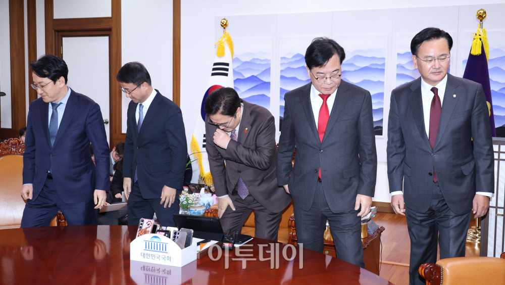 ▲우원식 국회의장과 여야 원내대표 등이 14일 서울 여의도 국회 의장실에서 회동을 하고 있다. 왼쪽부터 천준호 더불어민주당 원내운영수석 부대표, 한병도 원내대표, 우 의장, 송언석 국민의힘 원내대표, 유상범 원내운영수석부대표. 고이란 기자 photoeran@