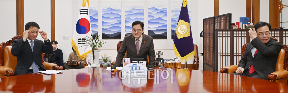 ▲우원식(가운데) 국회의장과 한병도(왼쪽) 더불어민주당 원내대표, 송언석 국민의힘 원내대표가 14일 서울 여의도 국회 의장실에서 회동을 하고 있다. 고이란 기자 photoeran@
