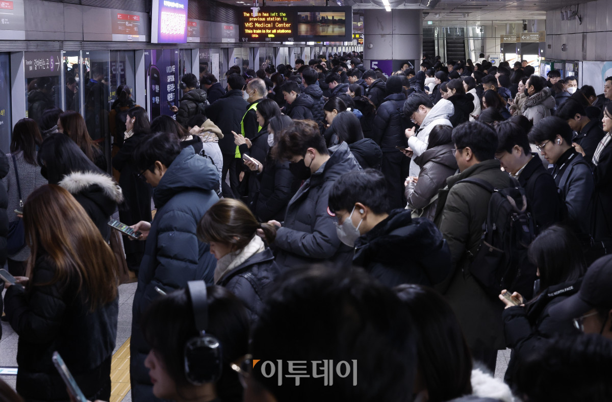 ▲서울 시내버스 파업 이틀째인 14일 서울 지하철 9호선 여의도역이 퇴근하는 시민들로 북적이고 있다. 조현호 기자 hyunho@