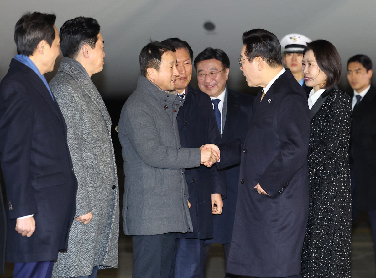 ▲일본 일정을 마치고 귀국한 이재명 대통령이 14일 성남 서울공항에서 더불어민주당 한병도 원내대표와 인사하고 있다. (연합뉴스)