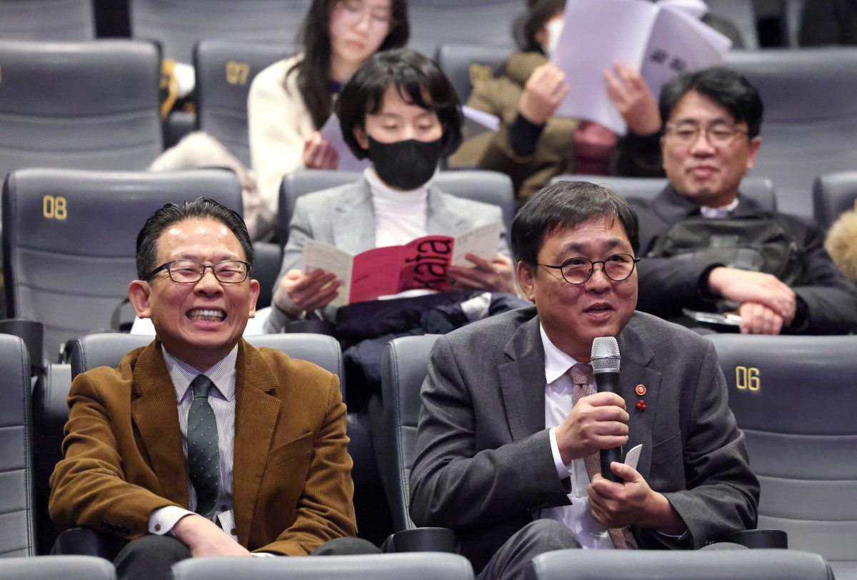 ▲최휘영(오른쪽) 문화체육관광부 장관이 14일 메가박스 홍대점에서 열린 영화 '광장' 특별 상영회에서 소감을 밝히고 있다. 왼쪽은 한상준 영화진흥위원회 위원장. (사진제공=문체부)