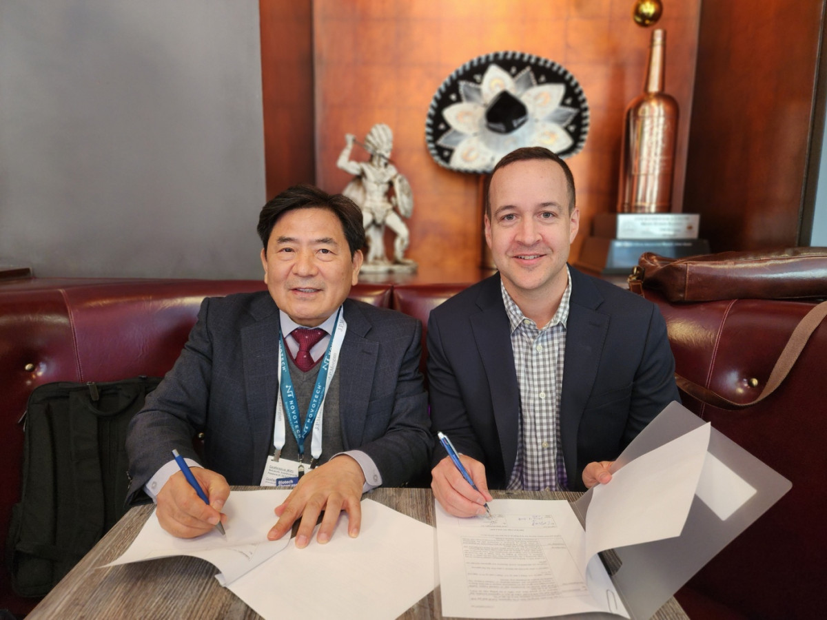 ▲백영옥(사진 왼쪽) 유바이오로직스 대표가 12일(현지시간) 미국 샌프란시스코에서 조나단 로벨(Jonathan Lovell) 팝바이오텍 대표를 만나 양사의 조인트벤처 유팝라이프사이언스(EUPOP Life sciences)의 파킨슨병 신규 파이프라인 개발에 대한 협약을 체결했다. (사진제공=유바이오로직스)