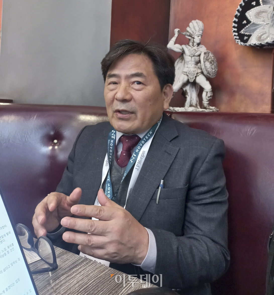 ▲백영옥 유바이오로직스 대표가 12일(현지시간) 미국 샌프란시스코 테일러 스트릿의 한 카페에서 본지와 만나 JP모건 헬스케어 콘퍼런스 참석 목표와 회사의 성장 계획을 설명하고 있다. (한성주 기자 hsj@)