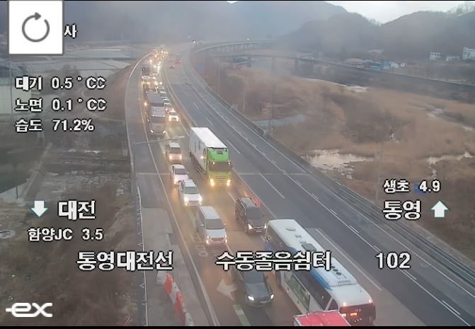 ▲[속보] 통영대전선 대전방향 수동졸음쉼터 인근 화물차 화재…전면 차단 (출처=로드플러스 캡처)