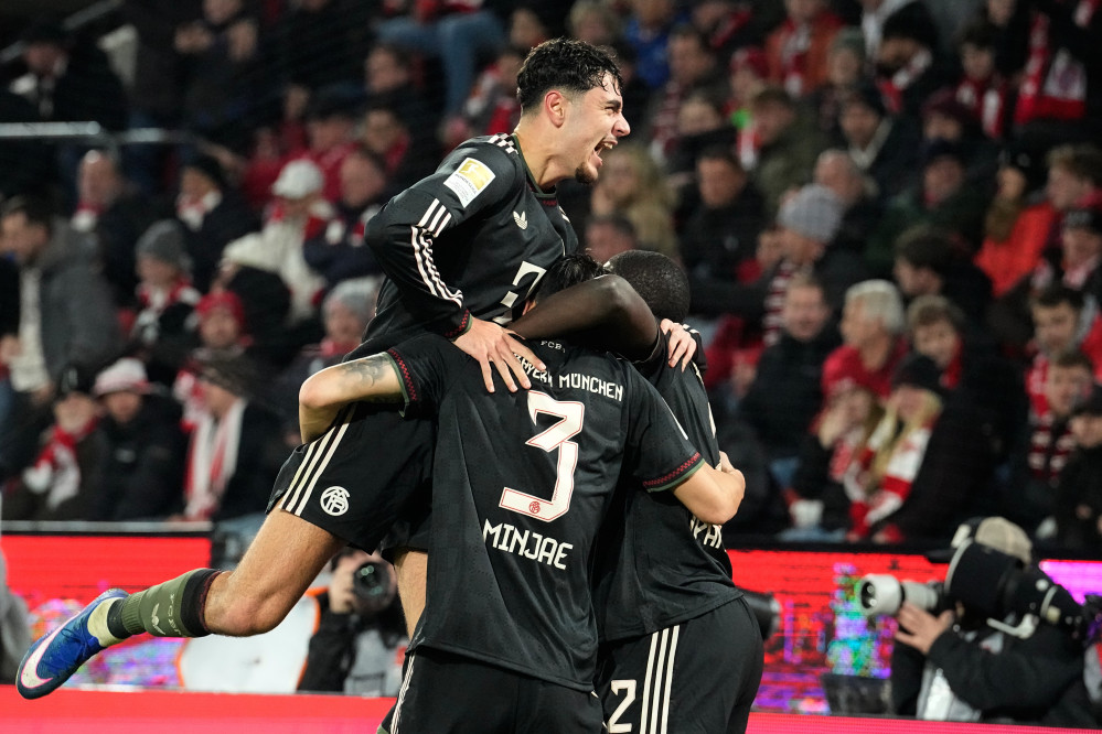 ▲14일(현지시간) 쾰른과 바이에른 뮌헨의 독일 분데스리가 경기에서 바이에른 뮌헨의 김민재(사진 하단)가 팀의 두 번째 골을 터뜨린 뒤 동료들과 함께 기뻐하고 있다. (AP/연합뉴스)