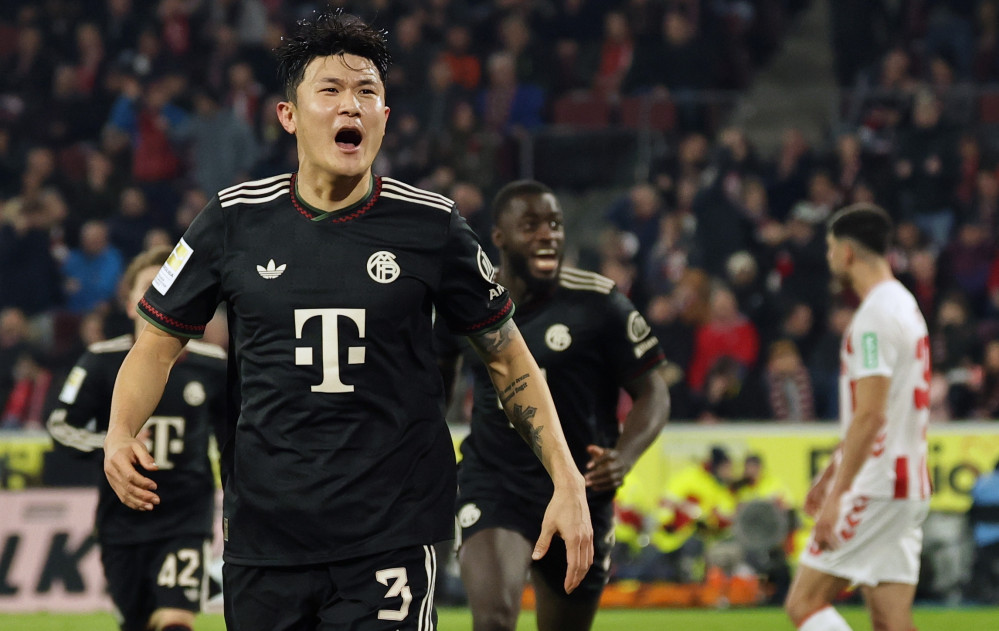 ▲14일(현지시간) 독일 쾰른에서 열린 독일 분데스리가 1.FC 쾰른과 바이에른 뮌헨의 경기에서 바이에른 뮌헨의 김민재(사진 왼쪽)가 팀의 1-2 골을 터뜨린 뒤 기뻐하고 있다. (EPA/연합뉴스)