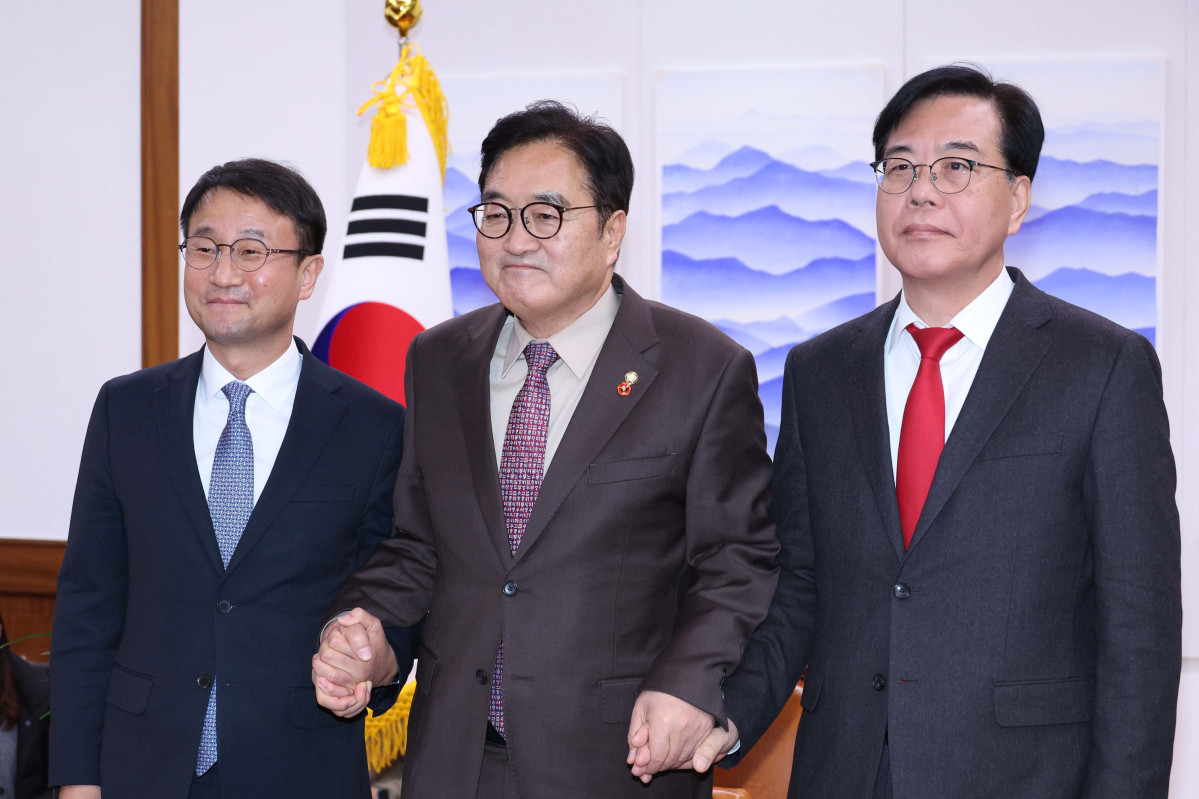 ▲ 우원식 국회의장(가운데)과 더불어민주당 한병도 원내대표(왼쪽), 국민의힘 송언석 원내대표가 14일 국회의장실에서 열린 국회의장-양당 원내대표 회동에 참석해 기념 촬영하고 있다. 2026.1.14 [공동취재]   