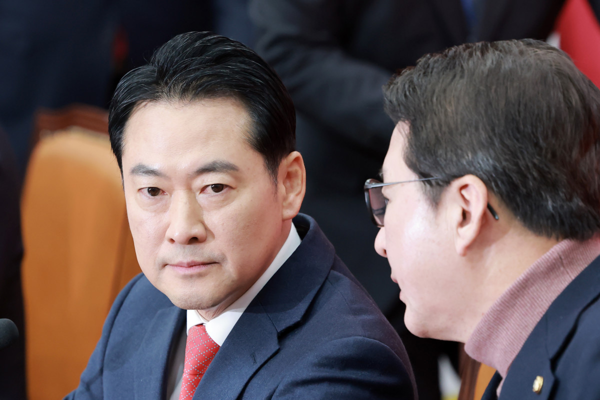 ▲국민의힘 장동혁 대표가 15일 국회에서 열린 최고위원회의에 참석해 신동욱 최고위원과 대화하고 있다. 2026.1.15 (연합뉴스)