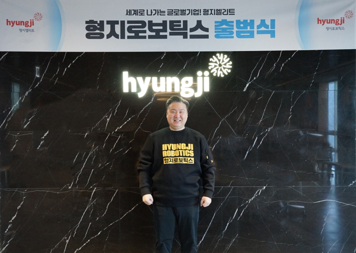 ▲14일 인천 송도 본사에서 열린 출범식에서 최준호 형지엘리트 대표가 기념촬영을 하고 있다. (사진제공=형지엘리트)