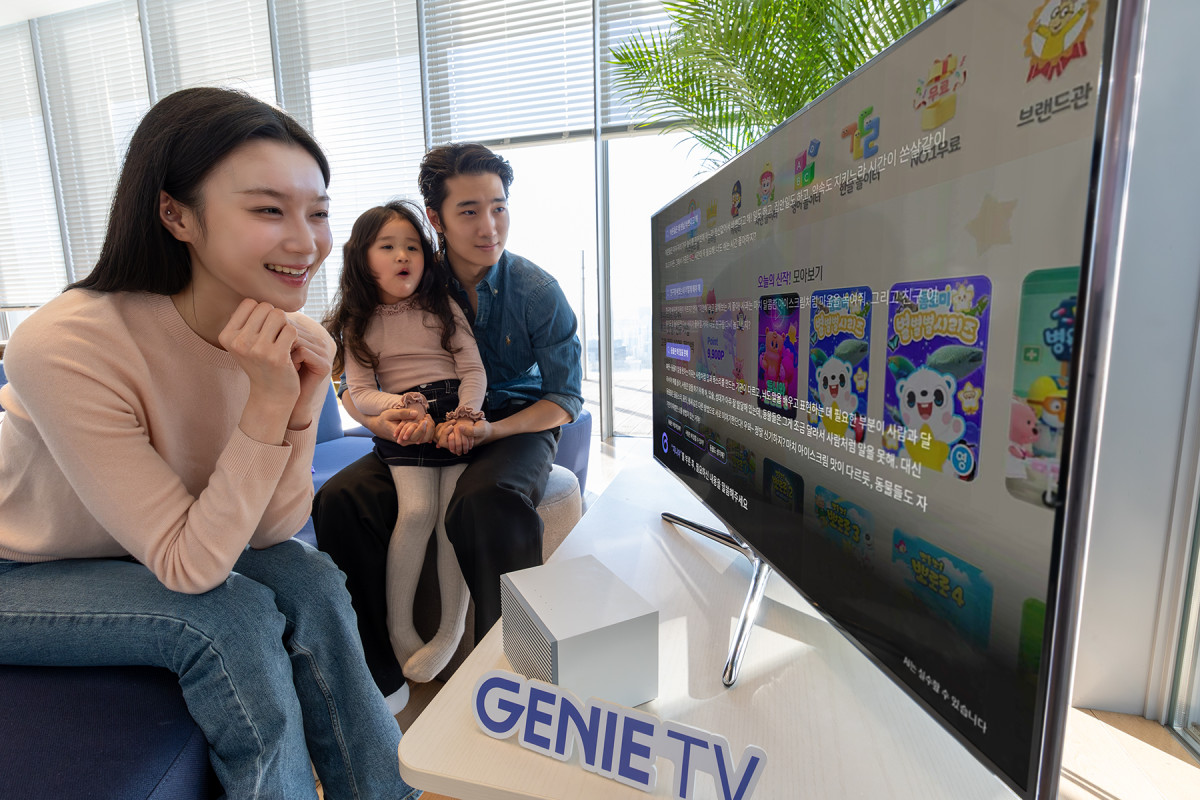 ▲ KT가 지니 TV AI 에이전트 이용 키워드 데이터를 분석한 결과, TV가 단순 콘텐츠 시청 기기를 넘어 AI와 일상적인 대화를 나누는 핵심 플랫폼으로 활용되는 것으로 나타났다고 15일 밝혔다. 사진은 모델들이 지니 TV AI 에이전트로 TV를 통해 AI와 일상적인 대화를 나누는 모습. (사진제공=KT)