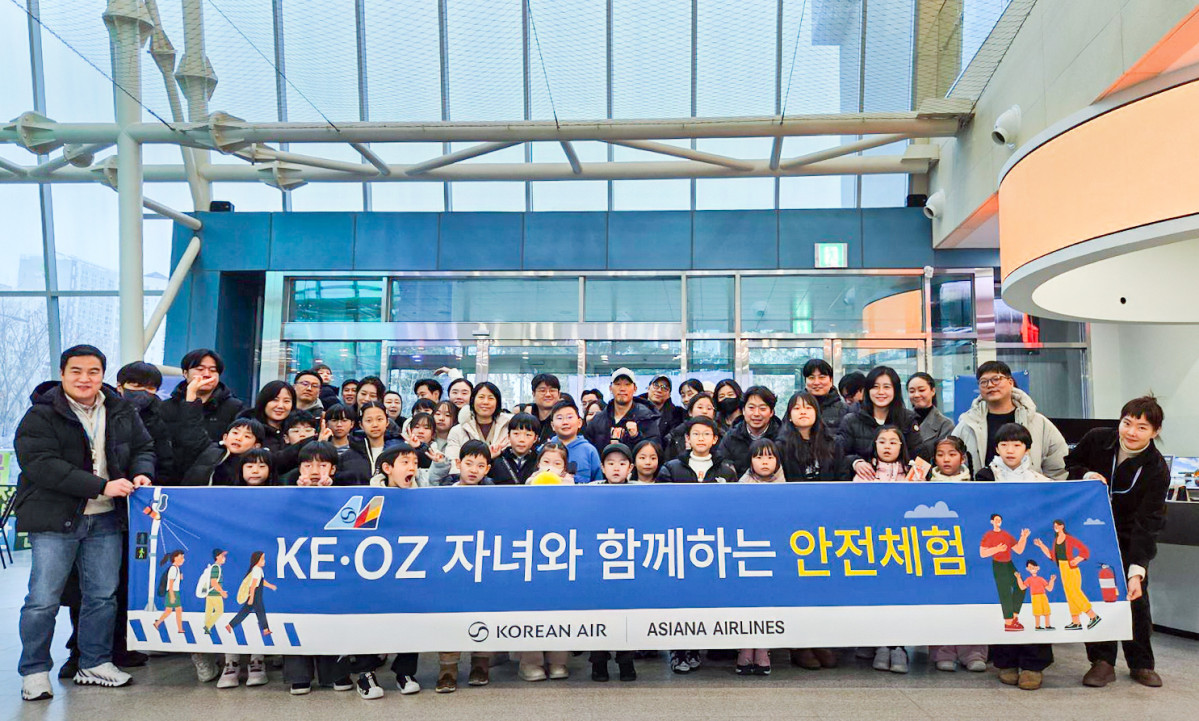 ▲14일 오후 서울 강서구 마곡안전체험관에서 ‘자녀와 함께하는 안전체험’ 행사에 참가한 대한항공·아시아나항공 임직원 및 임직원 자녀들이 기념사진을 촬영하고 있다. (자료제공=대한항공)