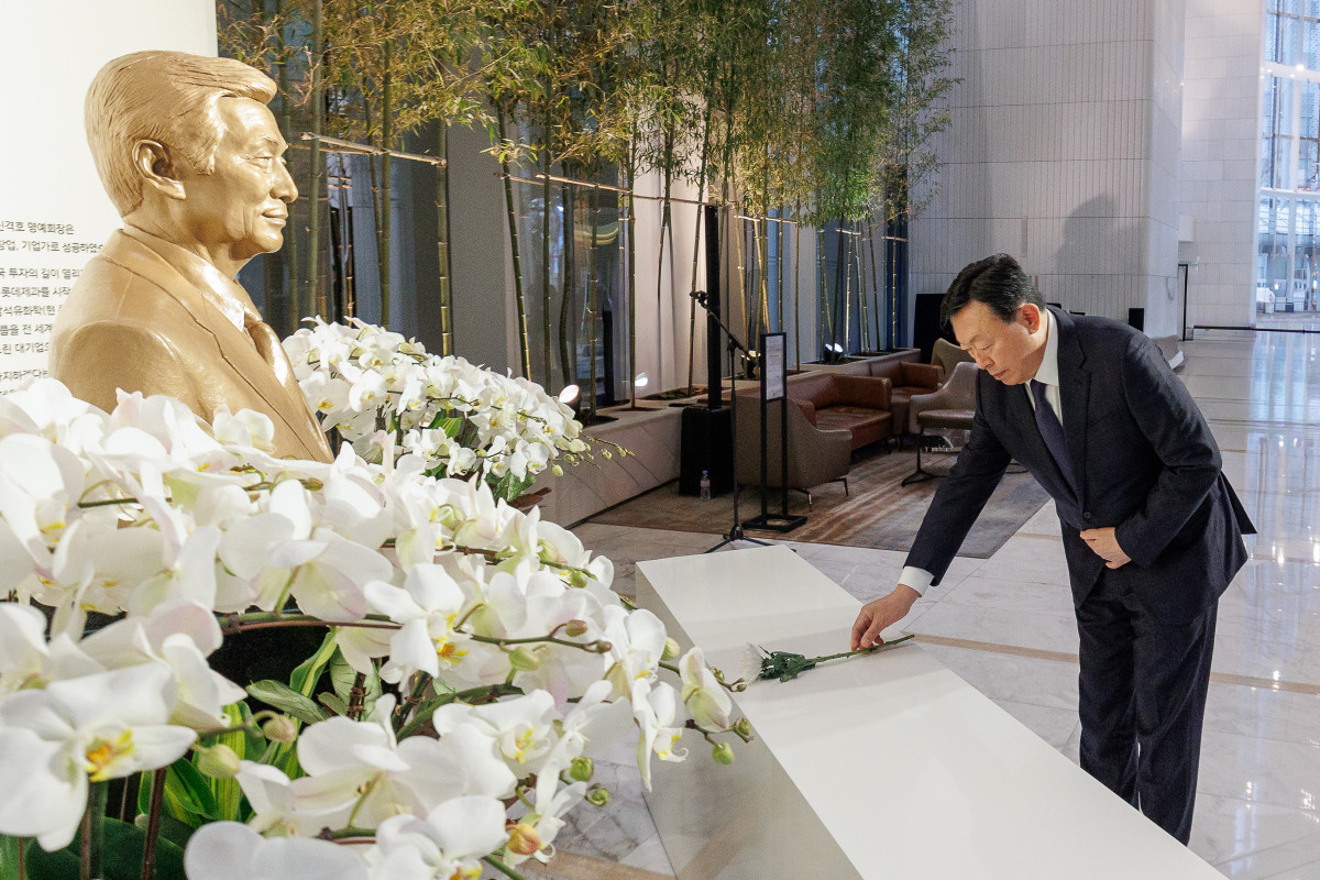 ▲신동빈 롯데 회장이 15일 롯데월드타워 1층에 위치한 신격호 롯데 창업주 흉상에 헌화하고 있다. 롯데는 이날 2026년 상반기 VCM에 앞서 신 창업주 서거 6주기를 추모하며 경영철학과 창업정신을 되새기는 시간을 가졌다. (사진제공=롯데지주)