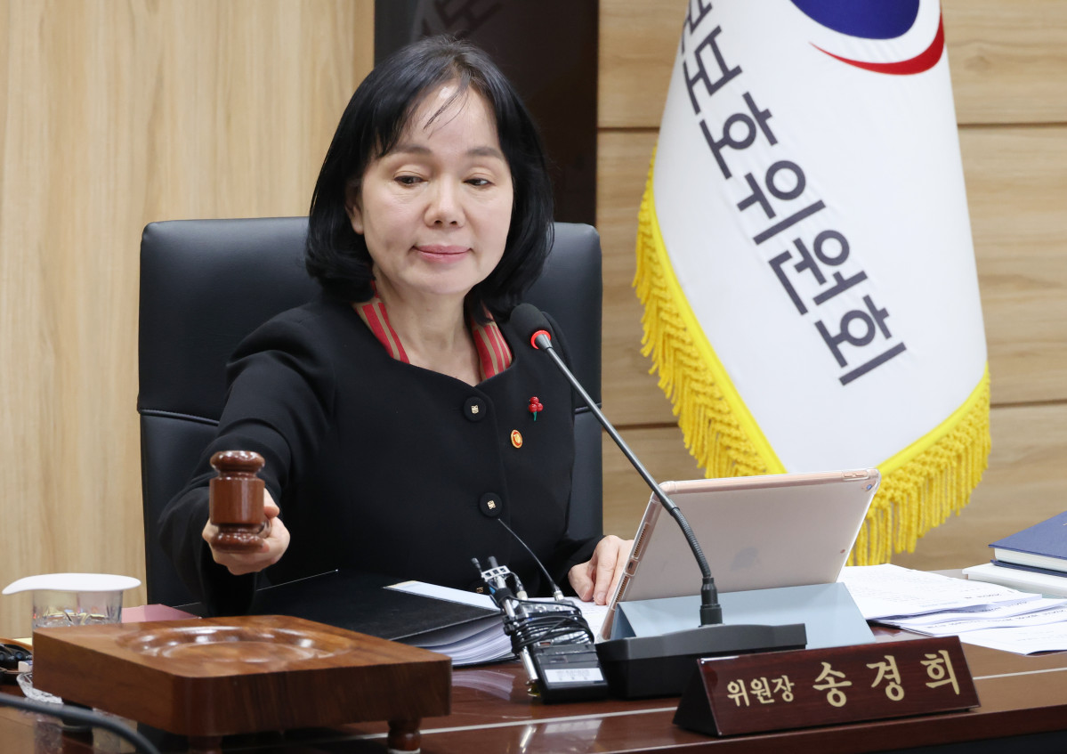 ▲송경희 개인정보보호위원회 위원장이 지난해 12월 10일 서울 종로구 정부서울청사에서 열린 개인정보보호위원회(개인정보위) 제26회 위원회 전체회의에 참석해 의사봉을 두드리고 있다. (뉴시스)