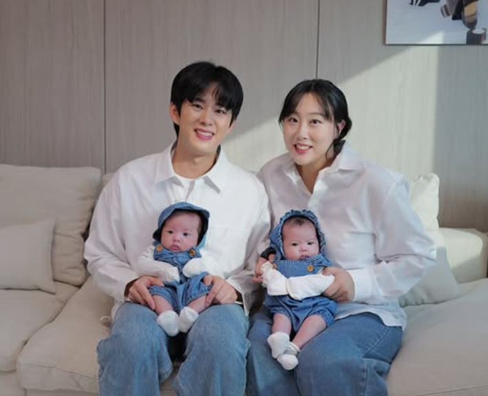 ▲KBS2 예능 ‘슈퍼맨이 돌아왔다’에 첫 등장한 손민수·임라라 부부가 14일, 쌍둥이 남매와 함께 밝은 표정으로 소파에 앉아 있는 모습이 포착되고 있다. (출처=엔조이커플 인스타그램 캡처)