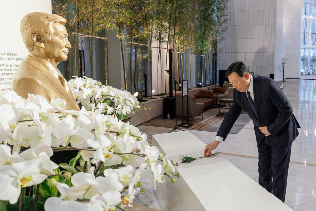 ▲신동빈 롯데 회장이 15일 롯데월드타워 1층에 위치한 신격호 롯데 창업주 흉상에 헌화하고 있다. (사진제공=롯데지주)