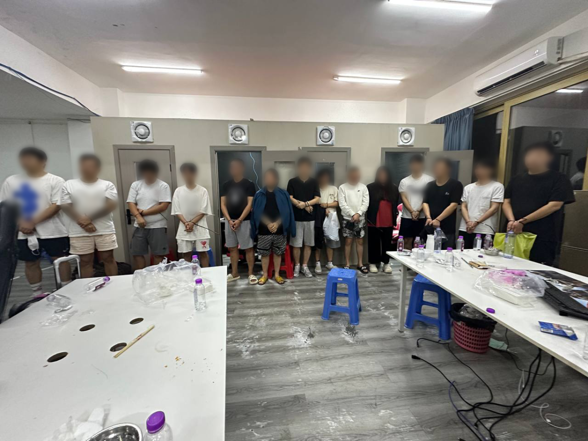 ▲ 캄보디아에 거점을 두고 병원‧군부대‧대학 등을 사칭하며 고가 와인 등 물품 구매를 유도하는 ‘노쇼 사기’ 범죄단체 검거 현장. (사진 제공 = 서울동부지방검찰청)