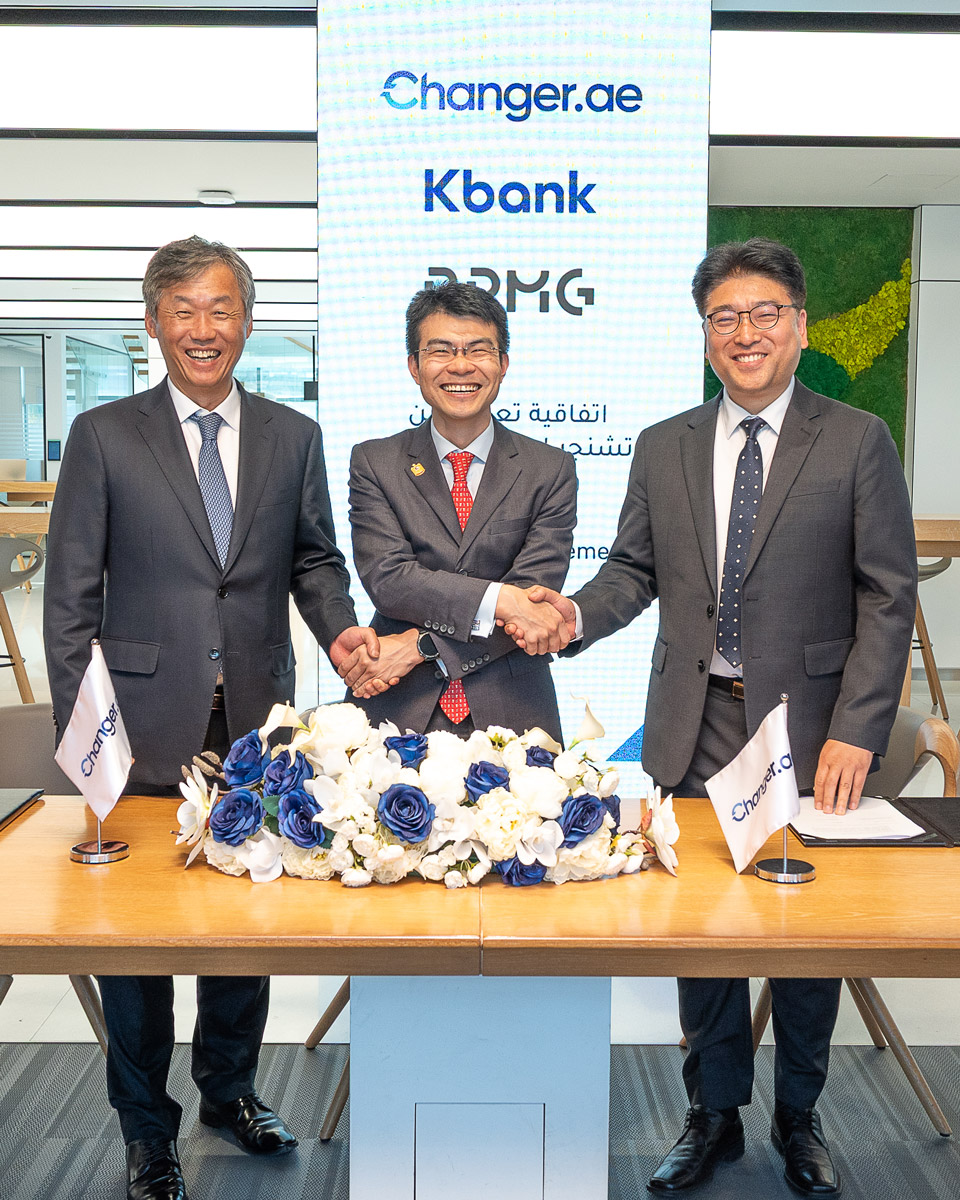 ▲(왼쪽부터)최우형 케이뱅크 은행장과 왕하오(Wang Hao) 체인저 부대표, 문범영 비피엠지 개발실장이 아랍에미리트 아부다비에서 진행된 업무협약식에서 기념 촬영을 하고 있다. (사진제공=케이뱅크)