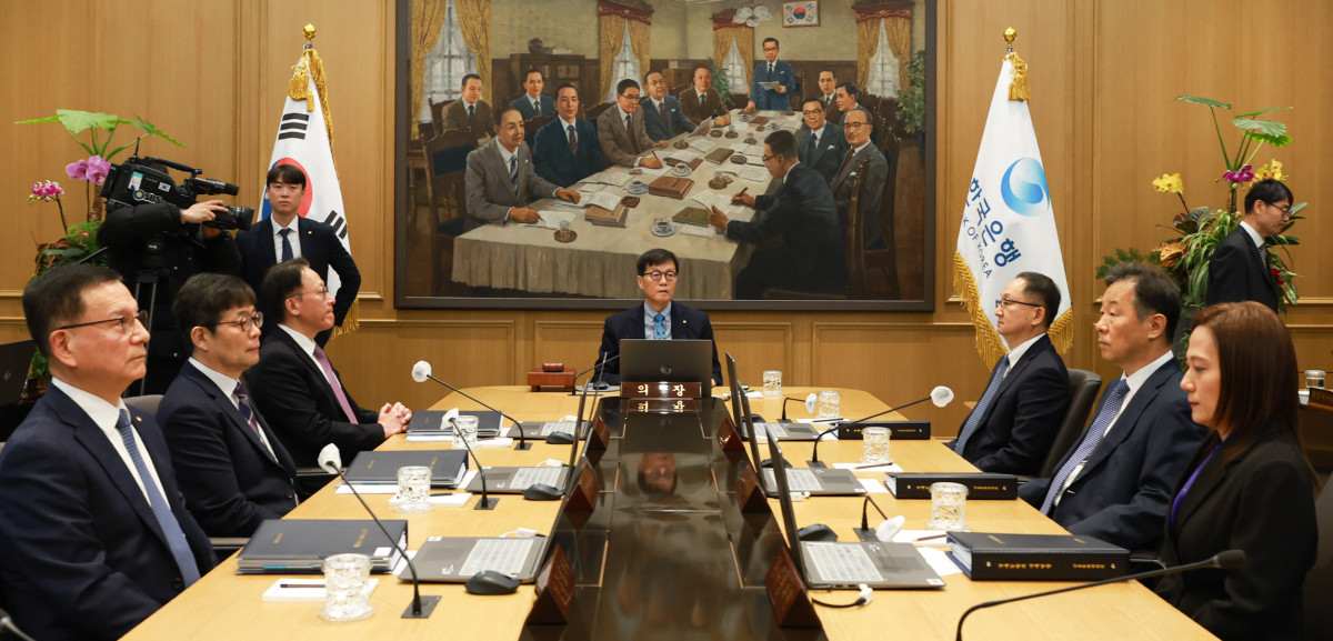 ▲한국은행 금통위원들이 15일 기준금리 결정을 위한 회의에 참석하고 있다. (사진제공=한국은행)