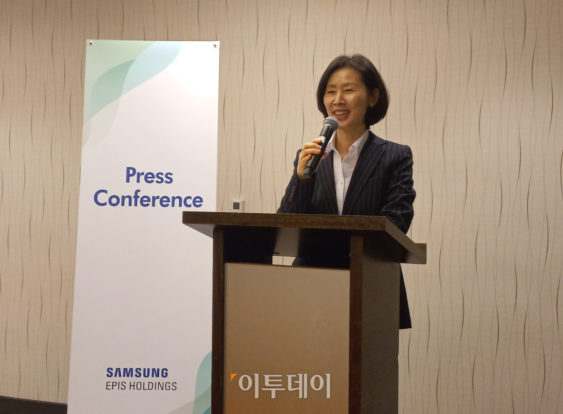 ▲김경아 삼성에피스홀딩스 대표이사 사장이 14일(현지시간) 미국 샌프란시스코에서 개최된 JP모건 헬스케어 콘퍼런스에 참가해 현장 기자 간담회를 열고 질의응답을 진행 중이다. (한성주 기자 hsj@)