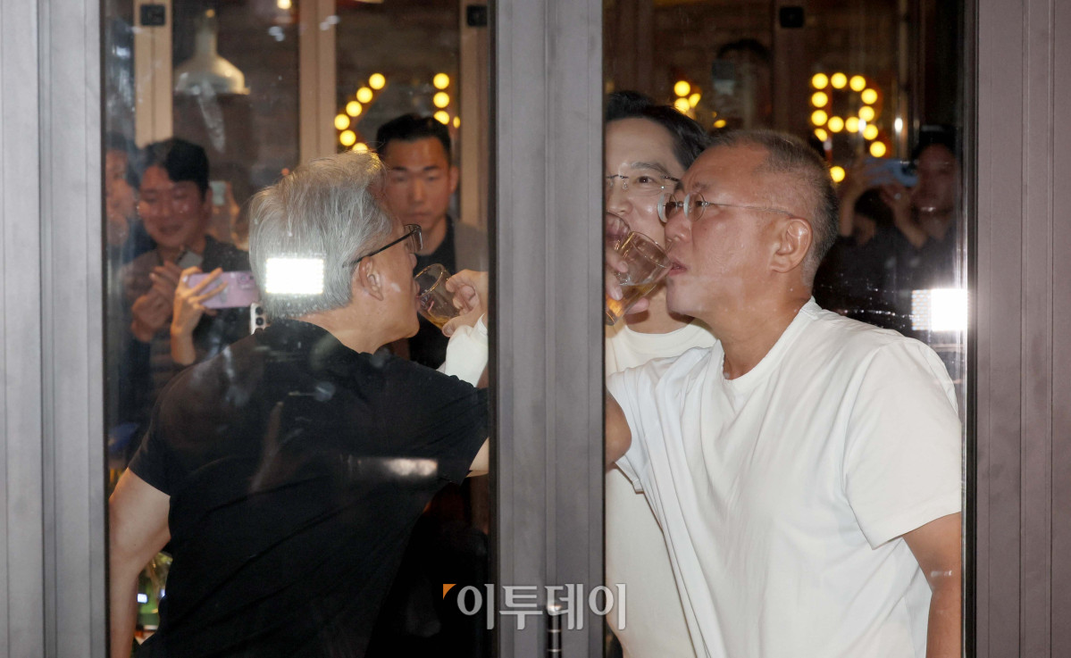 ▲젠슨 황(왼쪽부터) 엔비디아 최고경영자(CEO), 이재용 삼성전자 회장, 정의선 현대차그룹 회장이 지난해 10월 30일 서울 강남구 삼성동의 한 치킨집에서 회동을 갖고 러브샷을 하고 있다. 신태현 기자 holjjak@ (<우린 깐부잖아>)