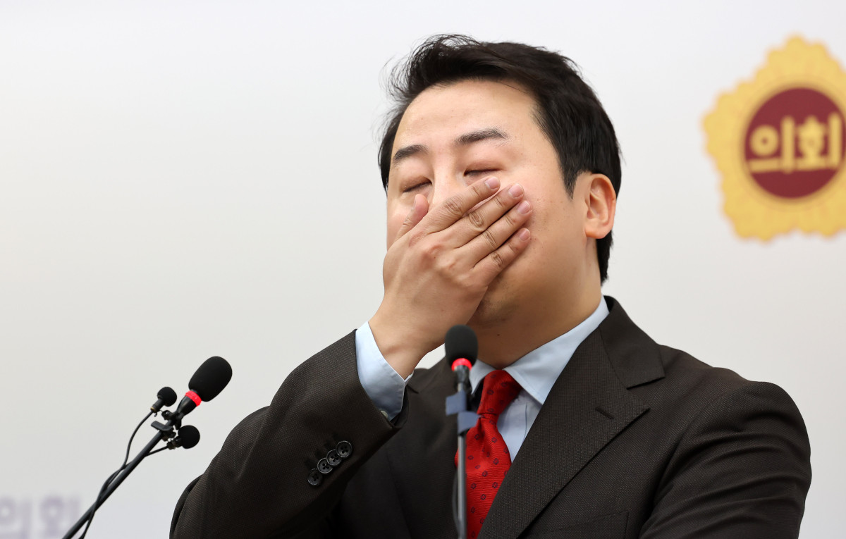 ▲ 장예찬 국민의힘 전 청년최고위원이 2024년 3월 18일 오후 부산 연제구 부산시의회에서 기자회견을 열어 제22대 국회의원 선거 공천 최소 결정에 대해 무소속으로 출마한다는 뜻을 밝히며 눈물을 닦고 있다. (뉴시스)