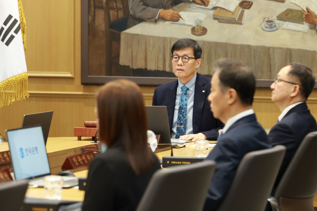 ▲15일 서울 중구 한국은행 회의실에서 관계자들이 비즈니스 회의를 진행하고 있다. (사진제공=한국은행)