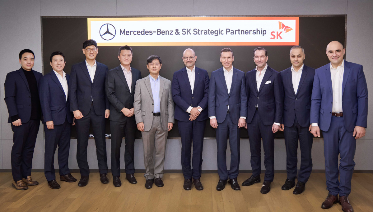 ▲15일 서울 을지로에 위치한 SKT타워에서 SK그룹과 메르세데스-벤츠 그룹(Mercedes-Benz Group)의 주요 경영진이 미래 모빌리티 분야 협력 강화를 위한 전략적 파트너십을 논의하고 기념 촬영을 하고 있다. (사진제공=티맵모빌리티)