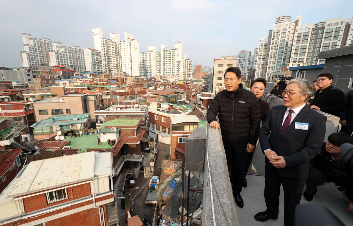 ▲오세훈 서울시장이 지난달 서울 영등포구 대림1구역 재개발 현장을 방문해 사업 추진 현황 설명을 듣고 있다. (뉴시스)