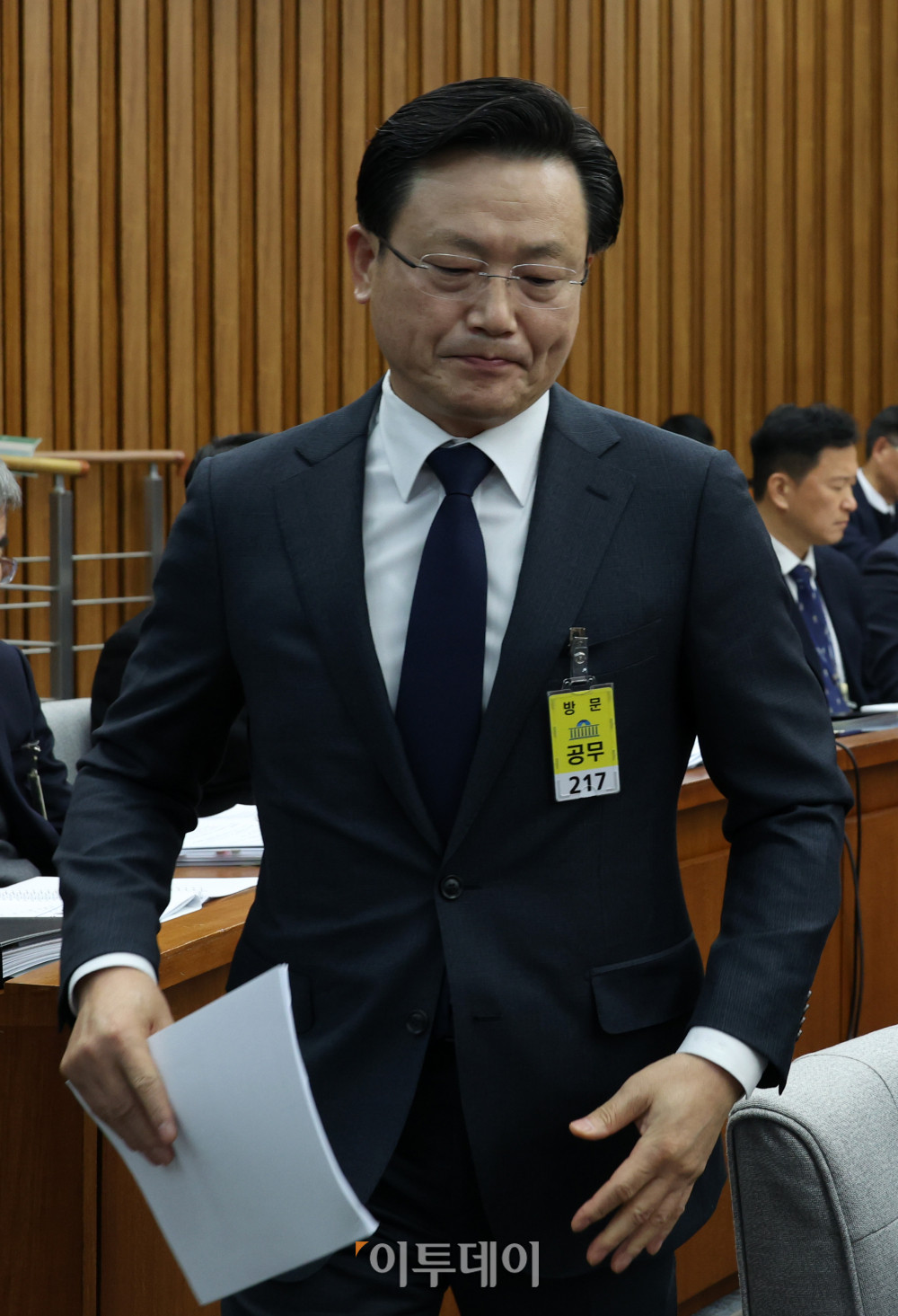 ▲김이배 제주항공 대표가 15일 서울 여의도 국회에서 열린 12.29 여객기 참사 진상규명을 위한 국정조사특별위원회 전체회의에서 관련 보고를 하기 위해 발걸음을 옮기고 있다. 고이란 기자 photoeran@