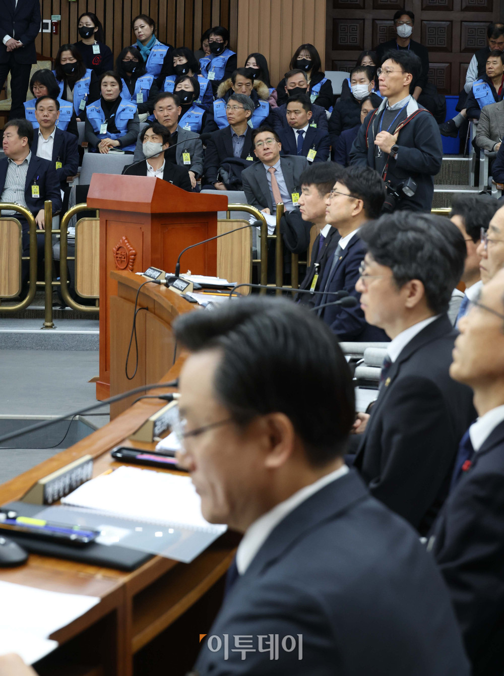 ▲15일 서울 여의도 국회에서 열린 12.29 여객기 참사 진상규명을 위한 국정조사특별위원회 전체회의에서 유가족들이 의원 질의를 지켜보고 있다. 고이란 기자 photoeran@