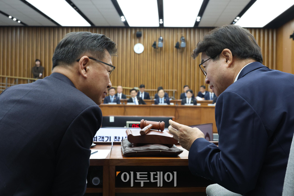 ▲15일 서울 여의도 국회에서 열린 12.29 여객기 참사 진상규명을 위한 국정조사특별위원회 전체회의에서 이양수(왼쪽) 위원장과 야당 간사인 염태영 더불어민주당 의원이 대화를 하고 있다. 고이란 기자 photoeran@ 