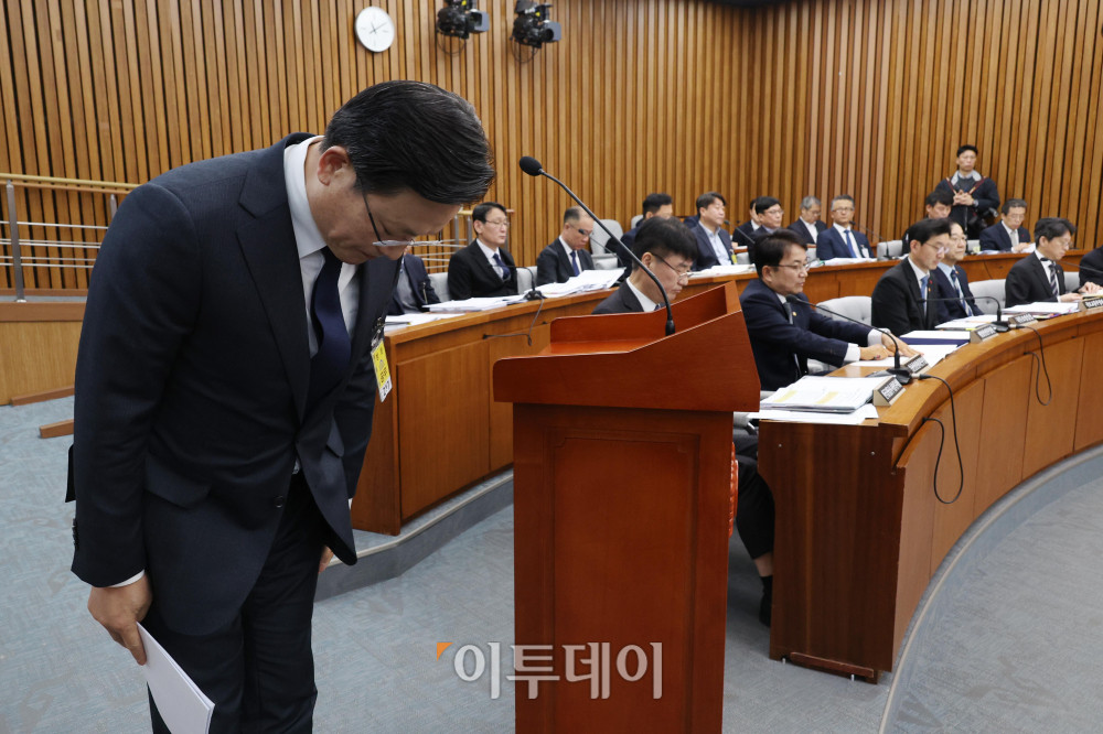 ▲김이배 제주항공 대표가 15일 서울 여의도 국회에서 열린 12.29 여객기 참사 진상규명을 위한 국정조사특별위원회 전체회의에서 고개숙여 사과를 하고 있다. 고이란 기자 photoeran@