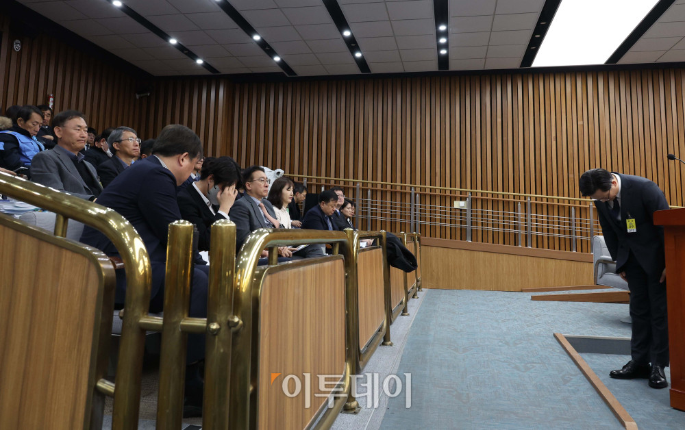 ▲김이배 제주항공 대표가 15일 서울 여의도 국회에서 열린 12.29 여객기 참사 진상규명을 위한 국정조사특별위원회 전체회의에서 유가족들에게 고개숙여 사과를 하고 있다. 고이란 기자 photoeran@