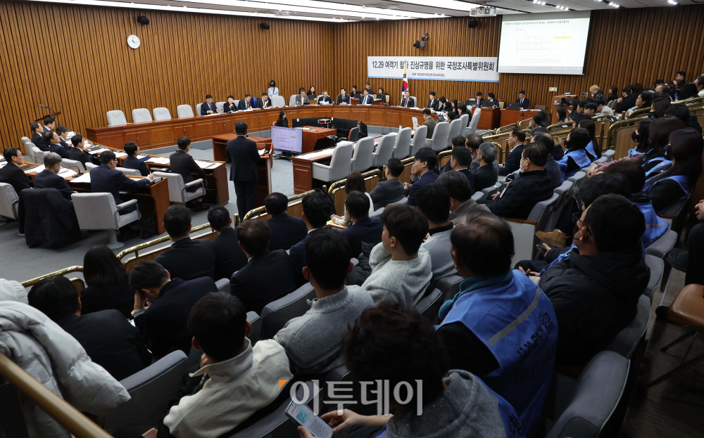 ▲이진철 국토교통부 부산지방항공청장이 15일 서울 여의도 국회에서 열린 ‘12.29 여객기 참사 진상규명을 위한 국정조사특별위원회’ 전체회의에서 의원 질의에 답하고 있다. 이날 여야 의원들은 서울 콘크리트 둔덕이 최초에 누구의 지시로 어떤 이유에서 설치됐는지 집중 추궁했으나, 이 청장은 “부적절했다고 생각한다”면서도 지시자와 설치 사유를 특정할 정확한 기록을 찾지 못했다고 답변했다. 고이란 기자 photoeran@