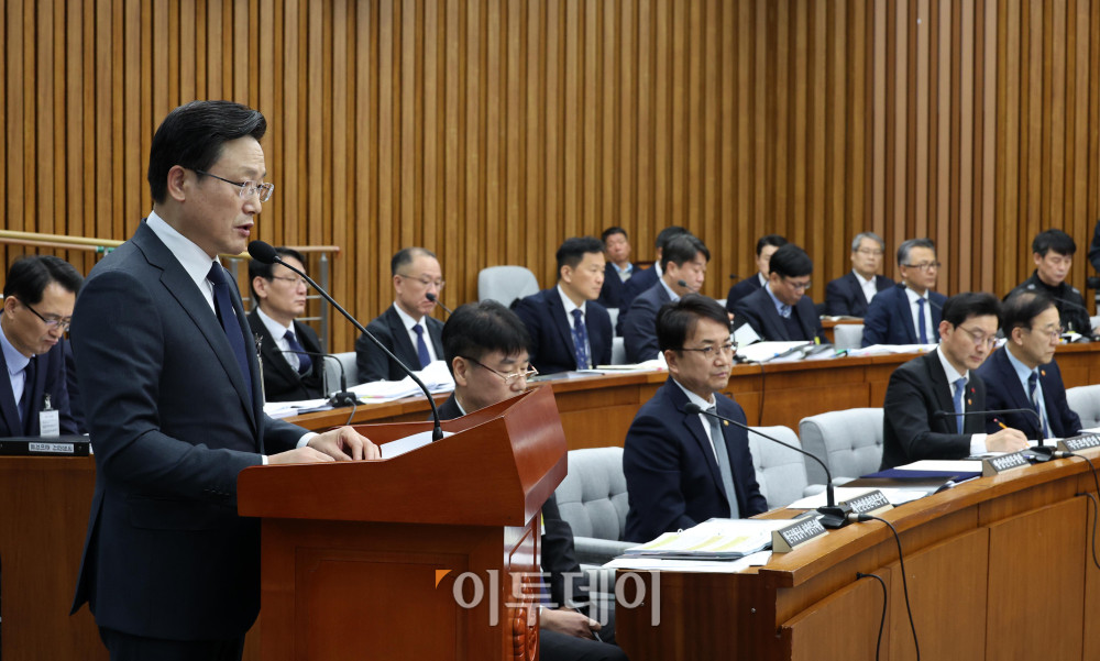 ▲김이배 제주항공 대표가 15일 서울 여의도 국회에서 열린 12.29 여객기 참사 진상규명을 위한 국정조사특별위원회 전체회의에서 관련 보고를 하고 있다. 고이란 기자 photoeran@