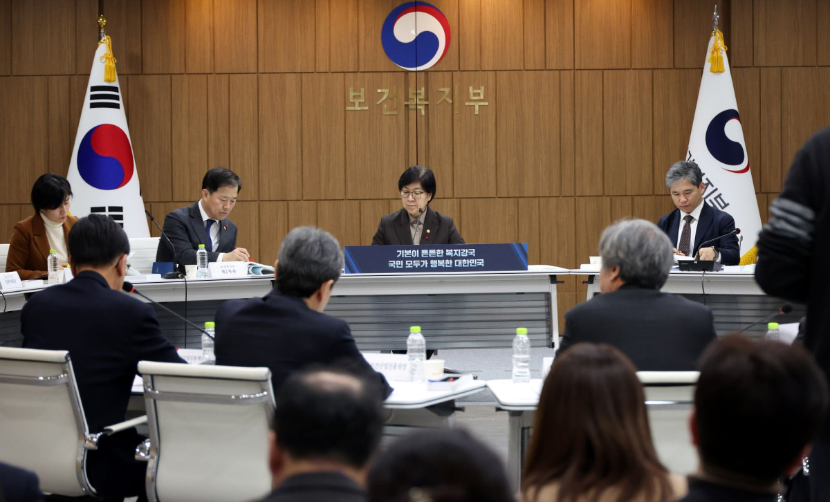 ▲정은경 보건복지부 장관이 12일 세종시 정부세종청사에서 복지부 산하기관들로부터 업무보고를 받고 있다. (뉴시스)