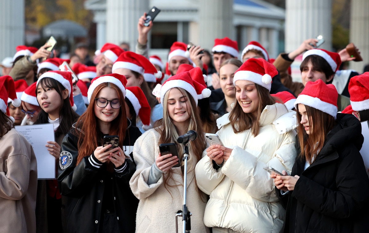 ▲지난달 1일 대구 달서구 계명대학교 성서캠퍼스에서 열린 2025학년도 성탄 점등식에서 외국인 유학생들이 크리스마스 캐럴을 부르고 있다.  (뉴시스)