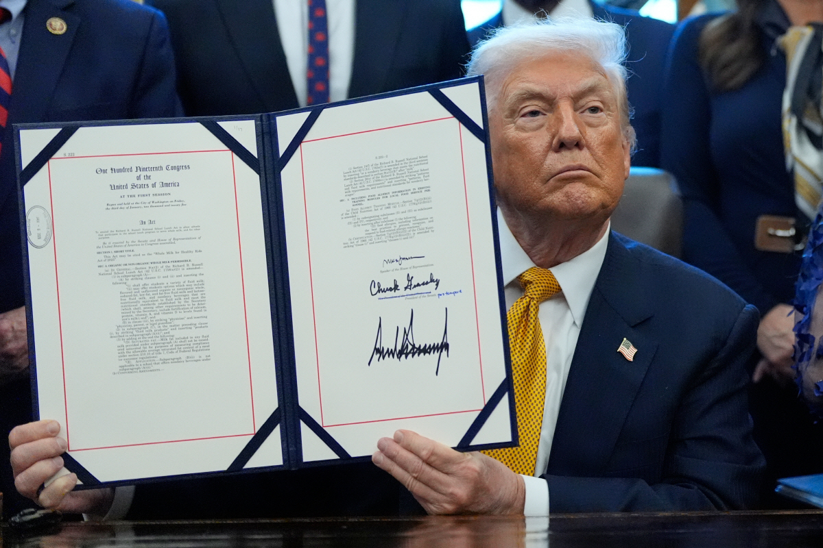 ▲도널드 트럼프 미국 대통령이 14일(현지시간) 백악관 집무실에서 열린 법안 서명식 행사에서 자신이 서명한 문서를 들어보이고 있다.  (워싱턴D.C./AP연합뉴스)