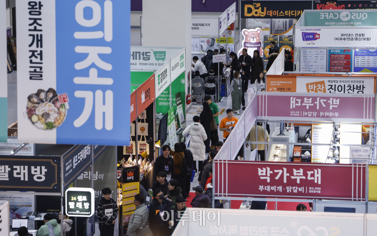 ▲15일 서울 강남구 코엑스에서 열린 제82회 프랜차이즈창업박람회 2026에서 예비 창업자들이 부스를 살펴보고 있다. (조현호 기자 hyunho@)