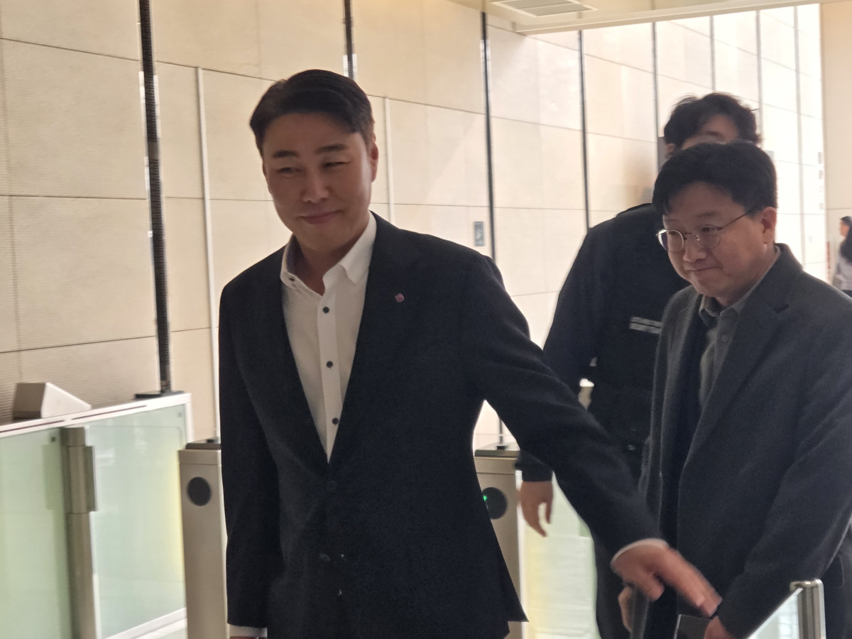 롯데 계열사 대표들 약속이나 한듯...기자들 질문에 ‘묵묵부답’(현장)[롯데 VCM]