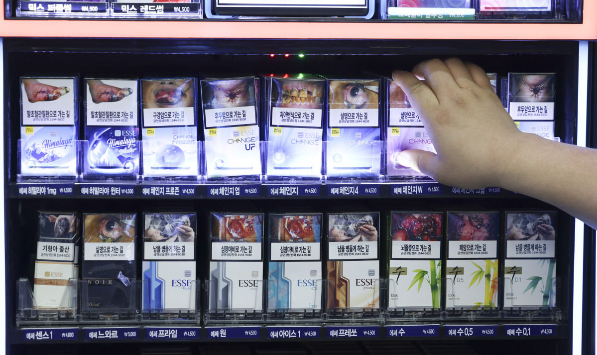 ▲담배 소송 항소심 선고 기일을 하루 앞둔 14일 서울 시내의 한 편의점에 담배 매대 모습이 보이고 있다. 건보공단은 흡연 폐해에 대한 담배회사들의 사회적 책임을 묻고 건강보험 재정 누수를 막기 위해 KT&G, 한국필립모리스, BAT코리아 등을 상대로 2014년 4월 손해배상 청구 소송을 제기했고, 1심에서 패소한 뒤 2020년 12월에 항소했다. (뉴시스)