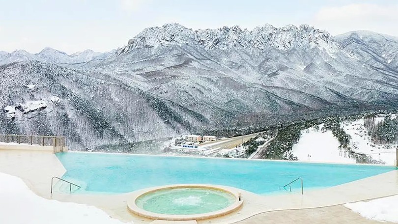 ▲온천수로 운영되는 ‘소노펠리체 델피노’ 인피니티풀. 설악산을 한 눈에 즐길 수 있어 SNS 인증샷 명소로 유명하다.  (사진제공=소노인터내셔널)
