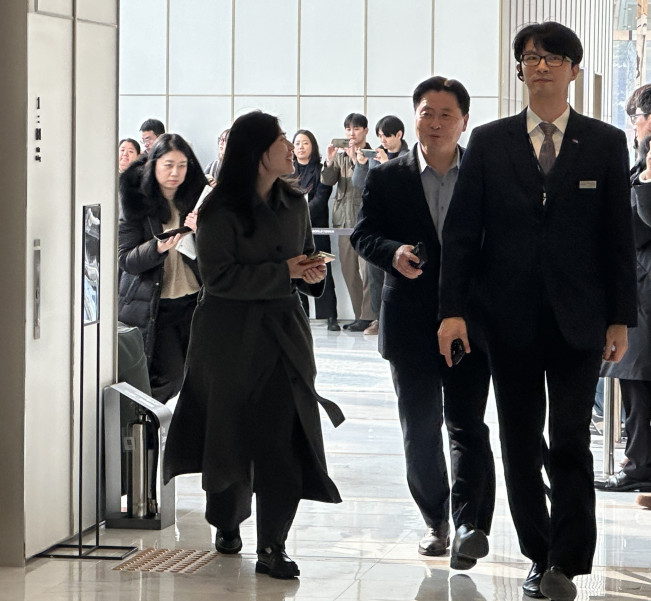 ▲이원택 롯데GRS 대표이사가 15일 서울 송파구 롯데월드타워에서 열린 2026 상반기 롯데 VCM(Value Creation Meeting, 옛 사장단 회의)에 참석하는 중 취재진 질문에 답하고 있다. (VCM 공동취재단)