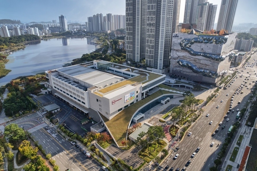 ▲15일 문화체육관광부로부터 '국제회의복합지구'로 최종 승인받은 수원컨벤션센터 일대 전경. 약 210만㎡ 규모의 복합지구는 마이스 코어타운을 비롯해 문화타운·테크타운·힐링타운 등 6개 특화 구역으로 조성되며, 광교테크노밸리의 첨단산업 기반을 활용한 '첨단기술 특화 글로벌 마이스 허브'로 도약할 발판을 마련했다.  (수원특례시)