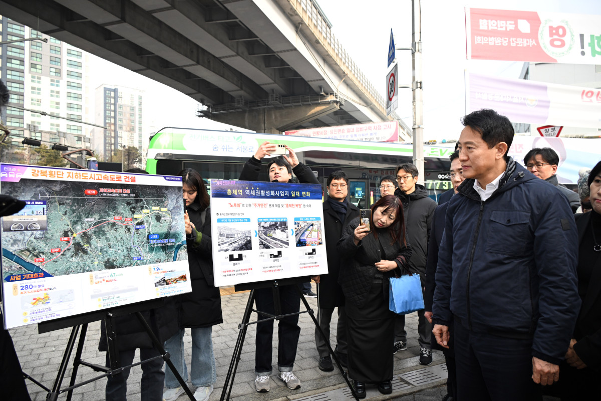 ▲오세훈 서울시장이 15일 서대문구 홍은사거리에서 강북횡단 지하고속도로 사업 계획을 점검하고 있다. (서울시 제공)