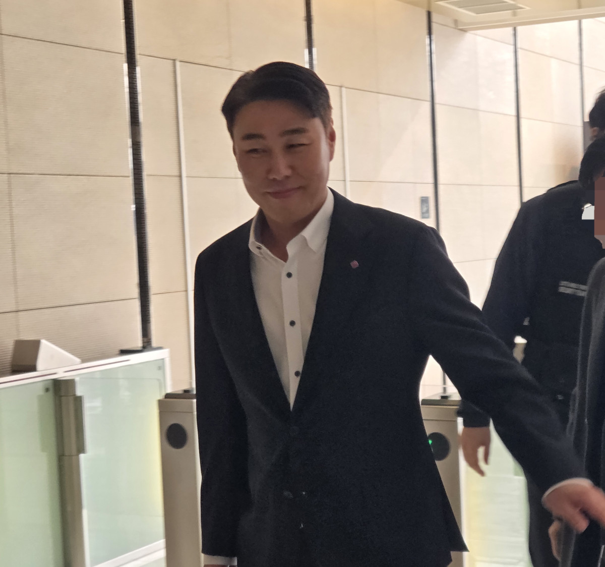 ▲15일 서울 송파구 롯데월드타워에서 열리는 VCM에 참석하는 정현석 롯데백화점 대표 (VCM 공동취재단)