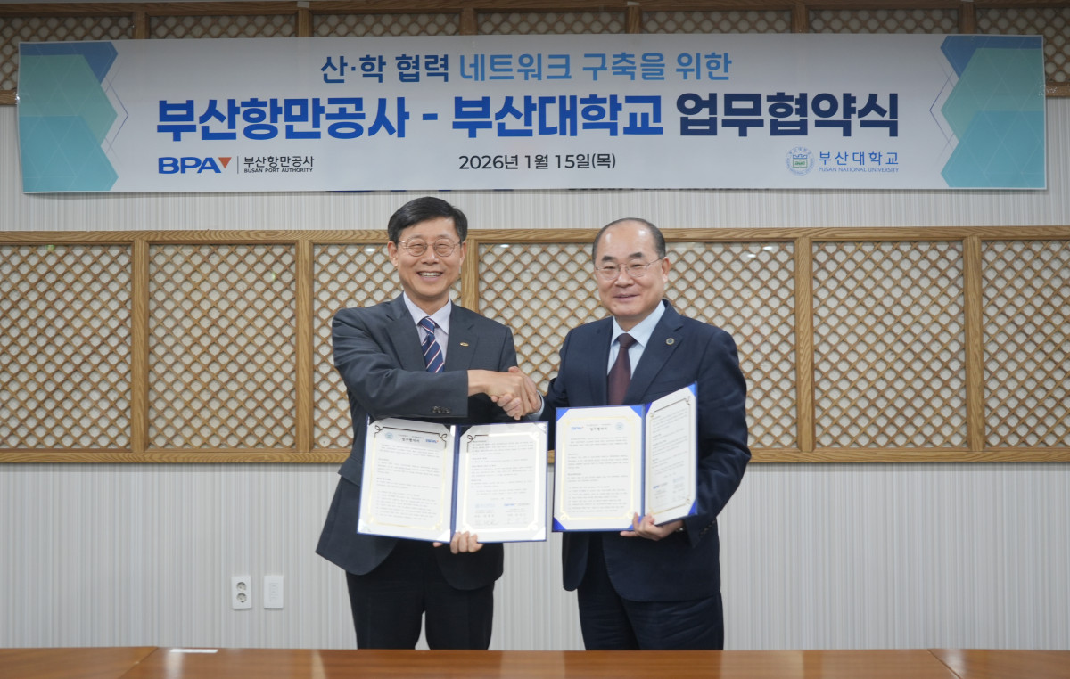 ▲부산항만공사 송상근 사장(좌)과 부산대학교 최재원 총장(우)이 업무협약식을 맺고 있다.  (사진제공=부산항만공사 )