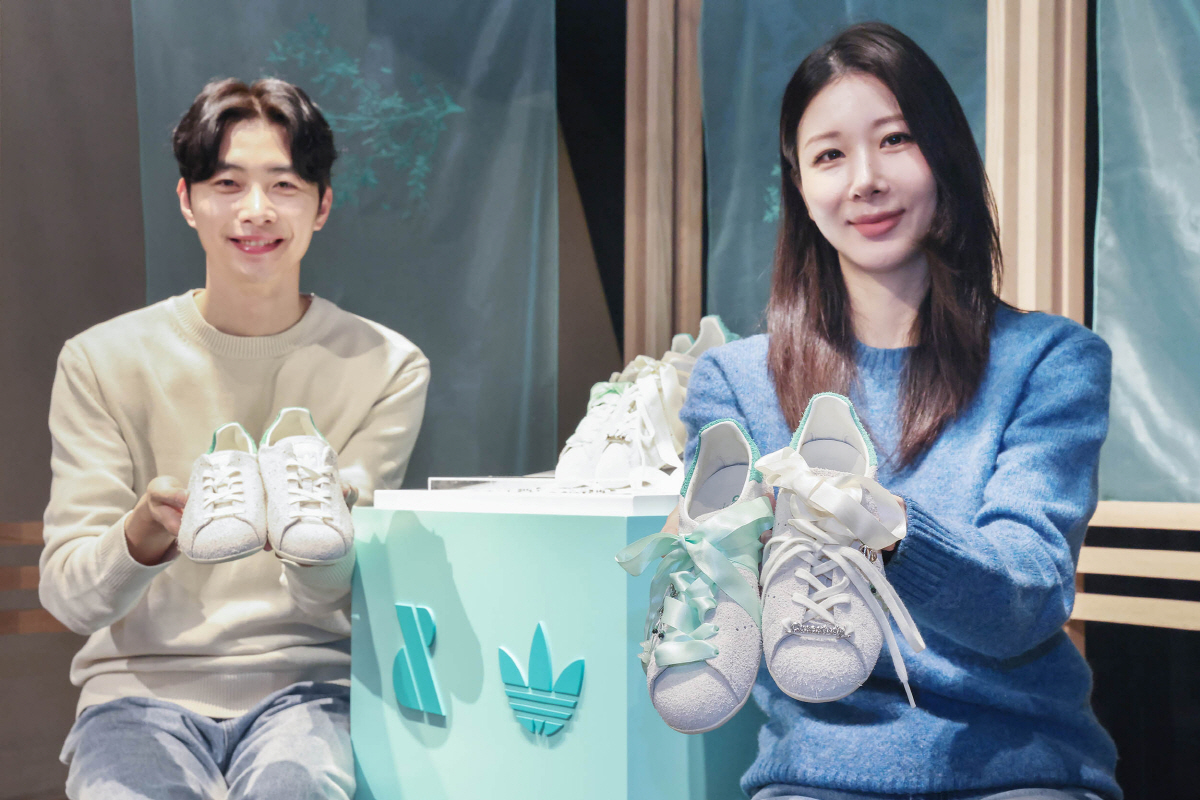 ▲분더샵 청담점 플래그십 매장에서 모델들이 케이스스터디X아디다스 한정판 협업 제품을 소개하고 있는 모습 (사진제공 신세계백화점)